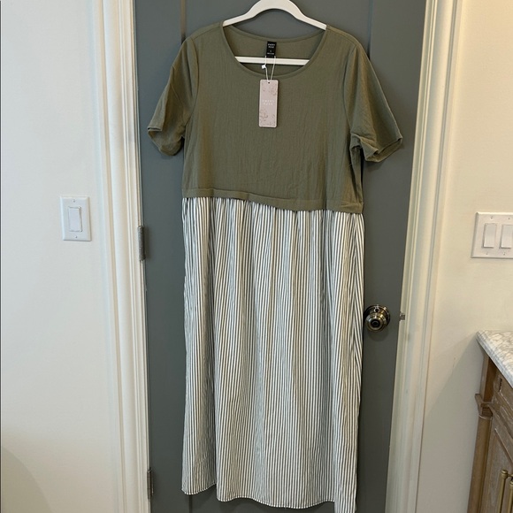 Everly Rose Olive and White Striped Short Sleeve Dress Size Large New - Picture 4 of 5